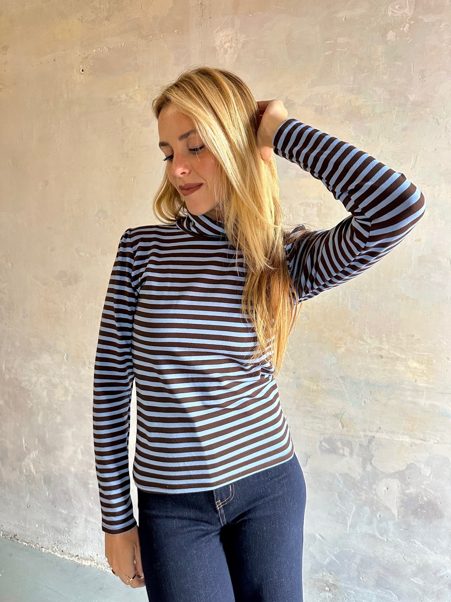 Camiseta rayas cuello alto