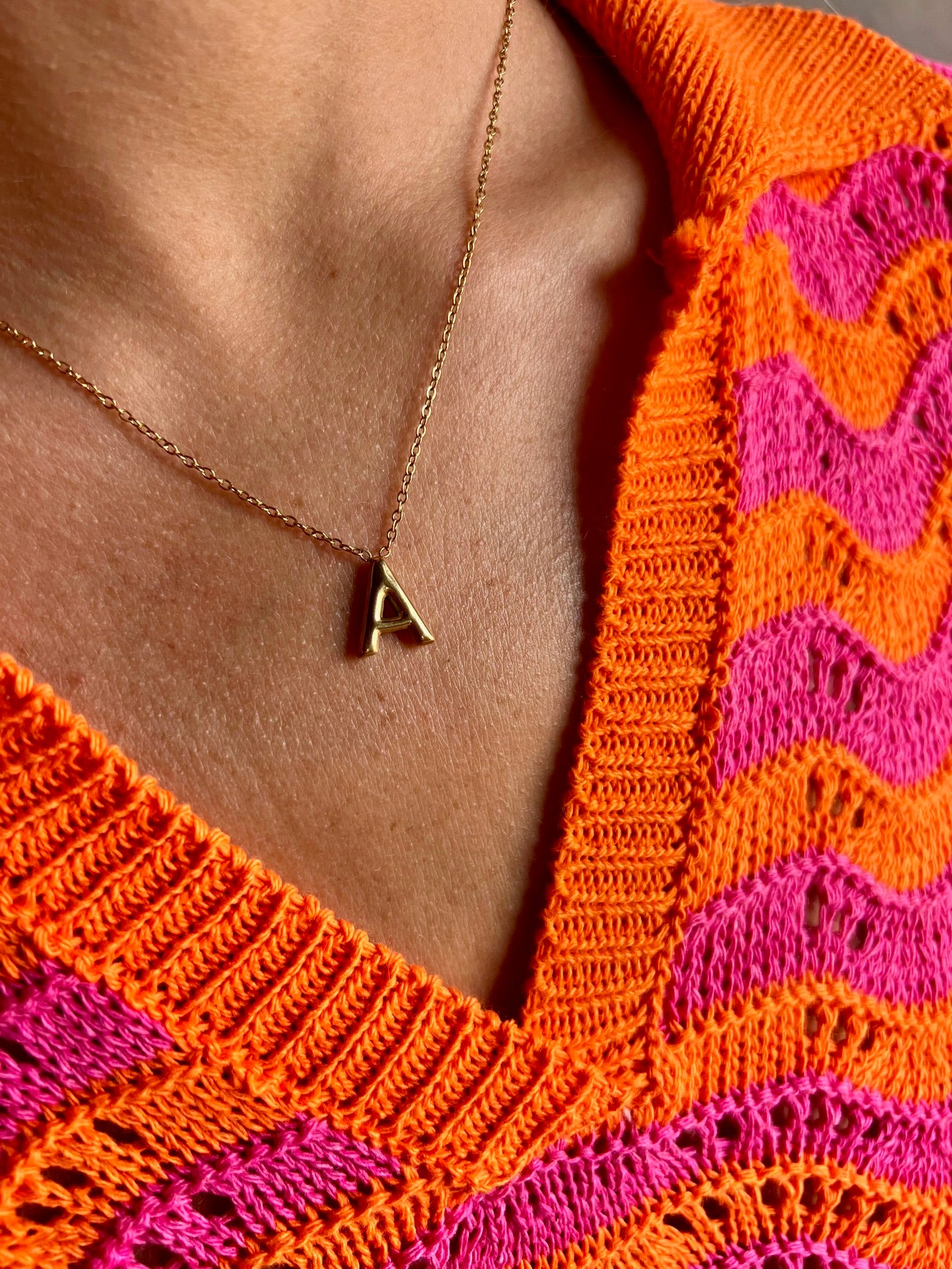 Collar letra relieve