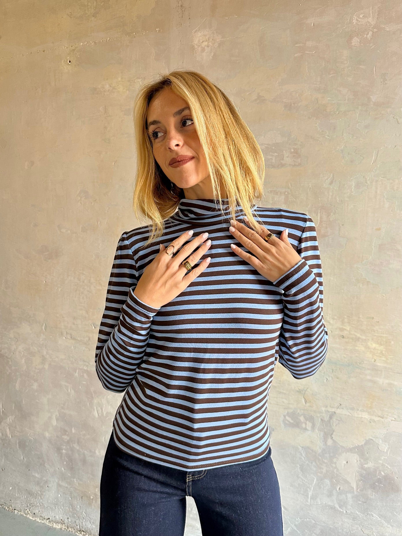 Camiseta rayas cuello alto