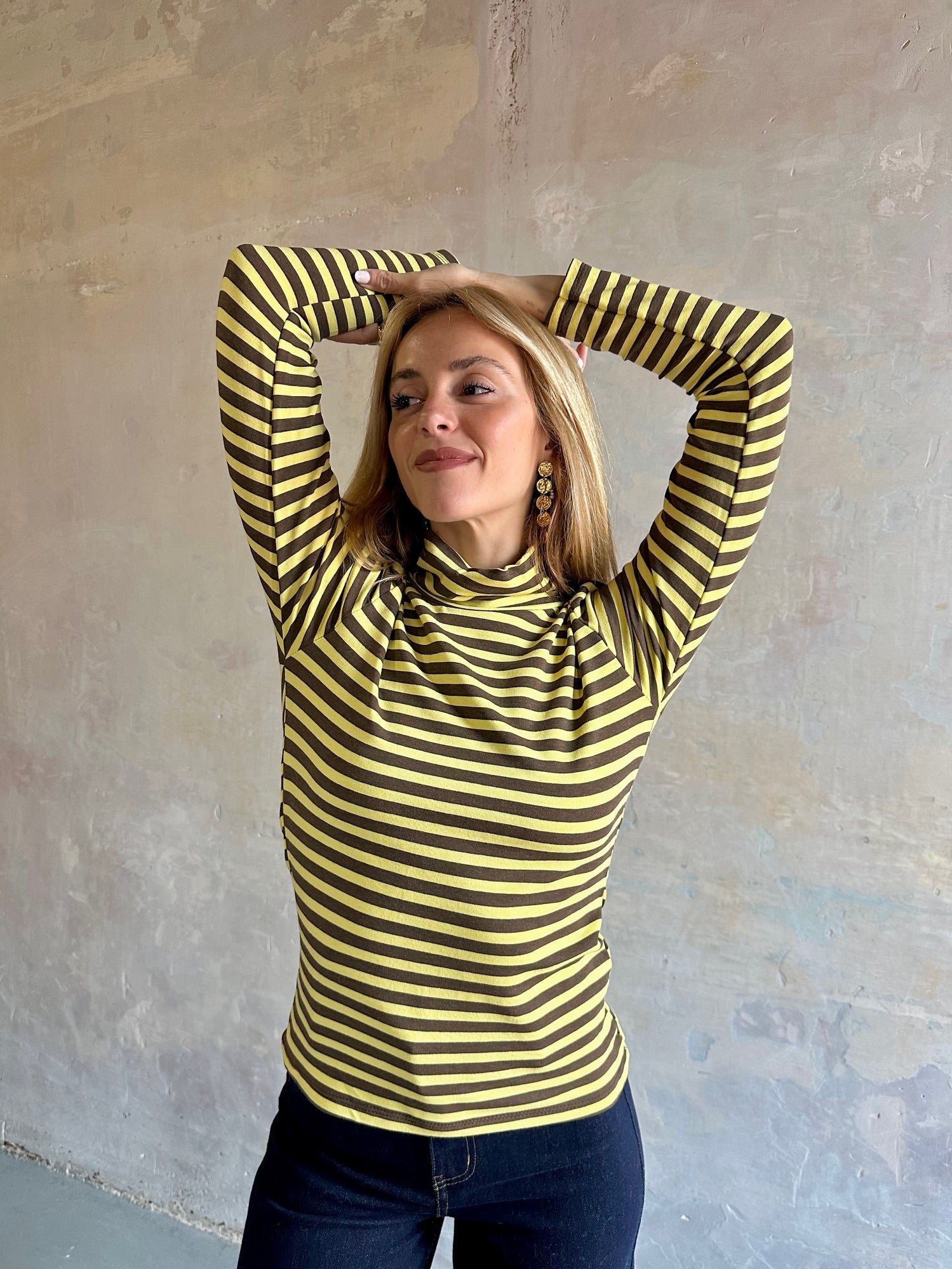 Camiseta rayas cuello alto