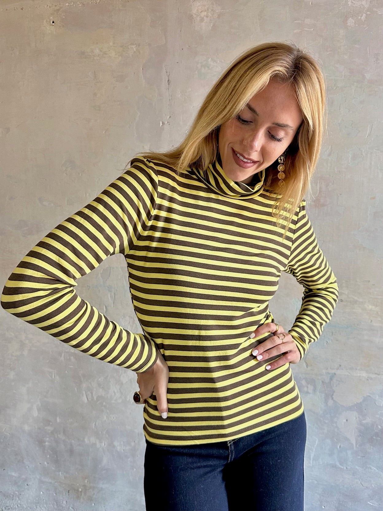 Camiseta rayas cuello alto