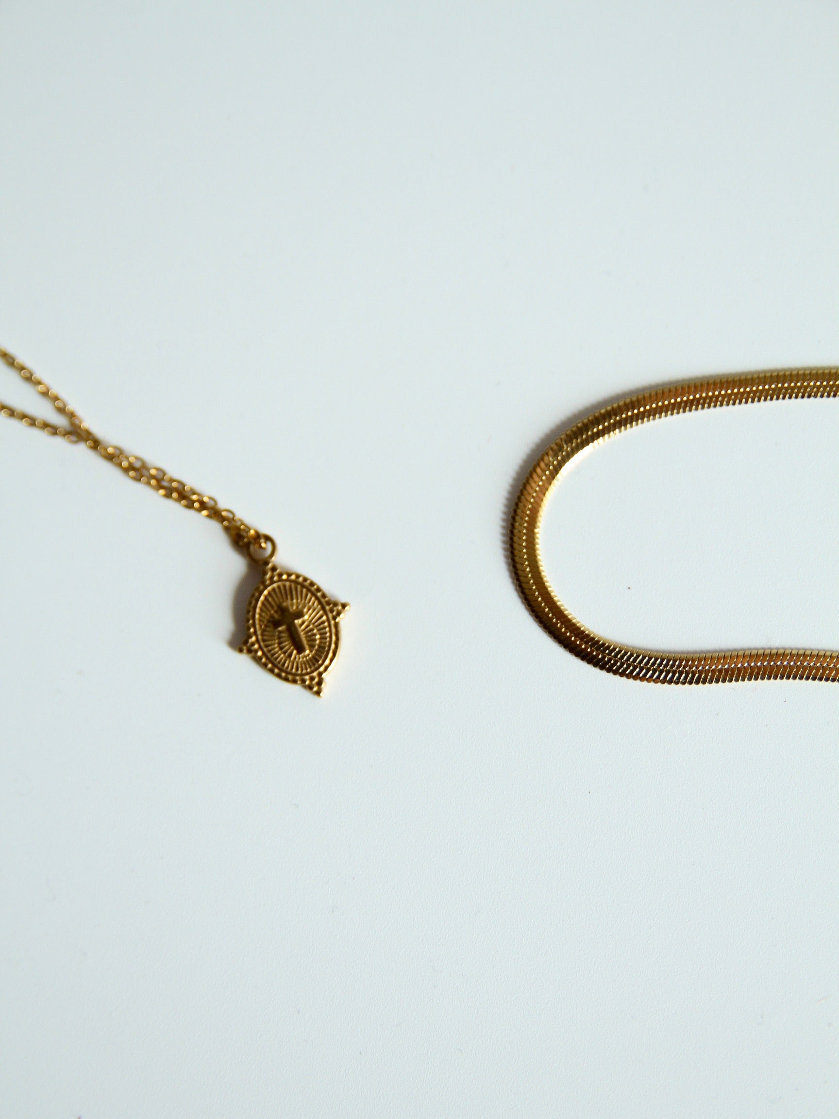 Collar medallón cruz