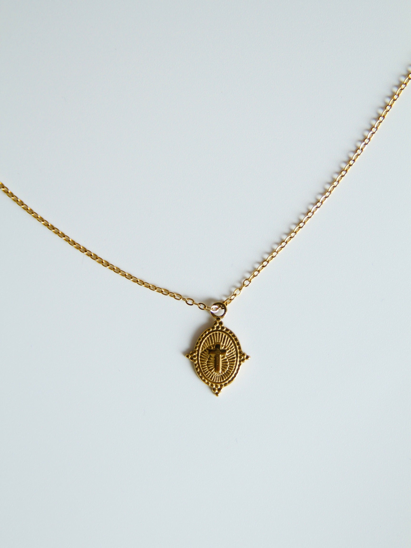 Collar medallón cruz