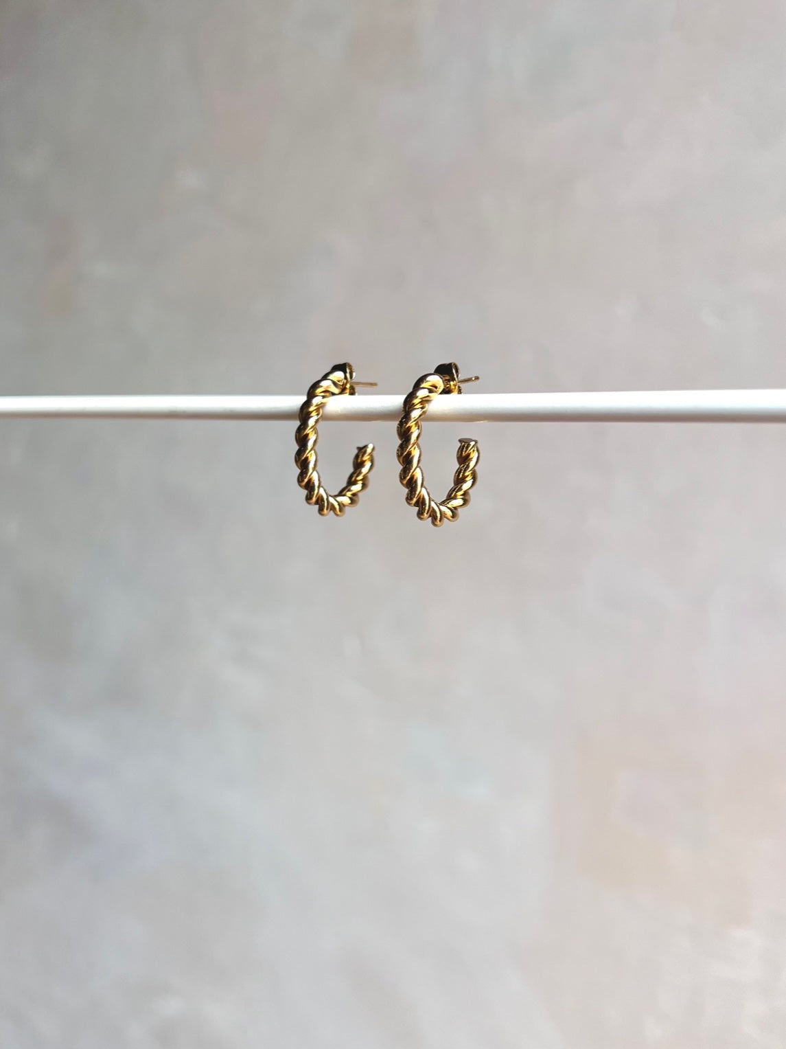 Brincos de argola trançados