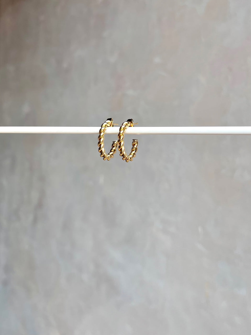 Brincos de argola trançados